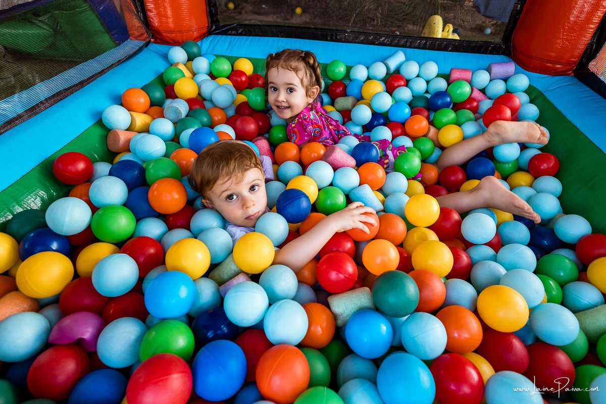 Festa de 11 anos de Malu na Arena Sandsport em Lagoa Nova, com tema balada neon, cheia de brincadeiras, diversão para as crianças e muito carinho de familiares e amigos. Com pula pula, futebol de sabão, animadores. Fotografia de aniversario infantil.