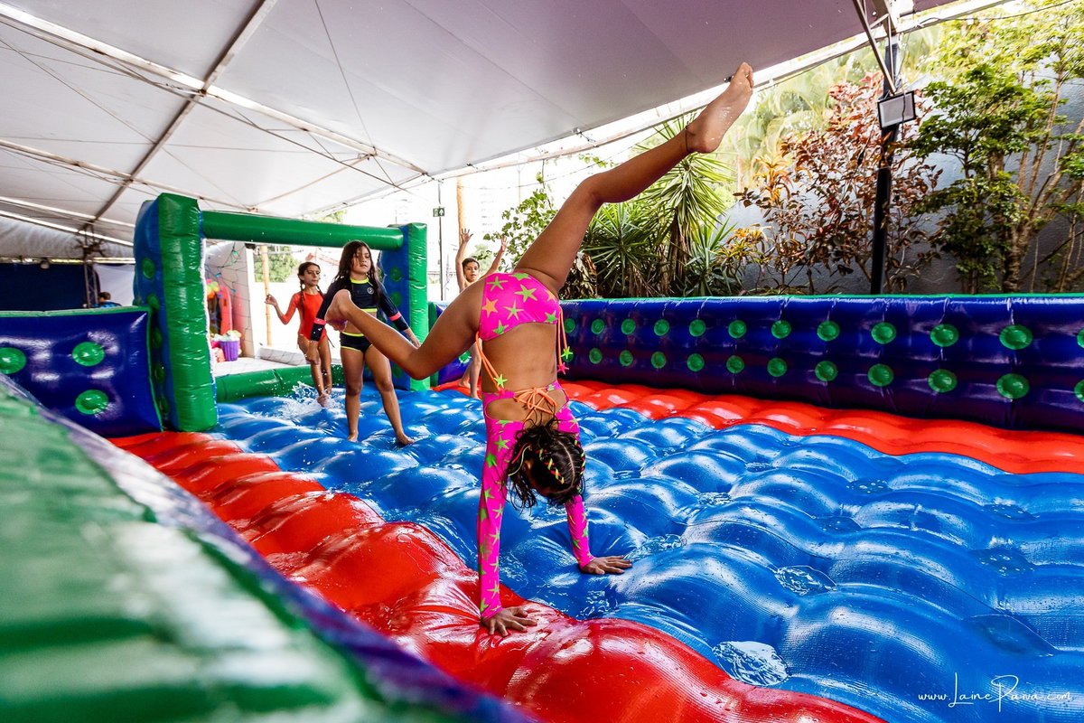 Festa de 11 anos de Malu na Arena Sandsport em Lagoa Nova, com tema balada neon, cheia de brincadeiras, diversão para as crianças e muito carinho de familiares e amigos. Com pula pula, futebol de sabão, animadores. Fotografia de aniversario infantil.