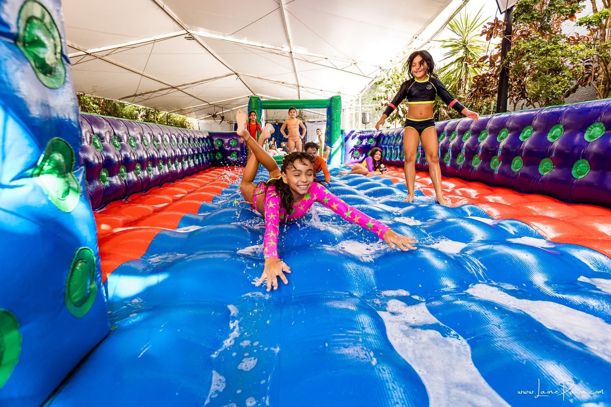 Festa de 11 anos de Malu na Arena Sandsport em Lagoa Nova, com tema balada neon, cheia de brincadeiras, diversão para as crianças e muito carinho de familiares e amigos. Com pula pula, futebol de sabão, animadores. Fotografia de aniversario infantil.