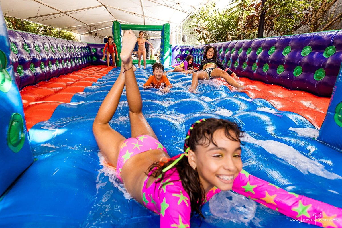 Festa de 11 anos de Malu na Arena Sandsport em Lagoa Nova, com tema balada neon, cheia de brincadeiras, diversão para as crianças e muito carinho de familiares e amigos. Com pula pula, futebol de sabão, animadores. Fotografia de aniversario infantil.
