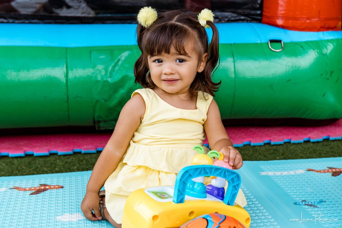 Festa de 11 anos de Malu na Arena Sandsport em Lagoa Nova, com tema balada neon, cheia de brincadeiras, diversão para as crianças e muito carinho de familiares e amigos. Com pula pula, futebol de sabão, animadores. Fotografia de aniversario infantil.