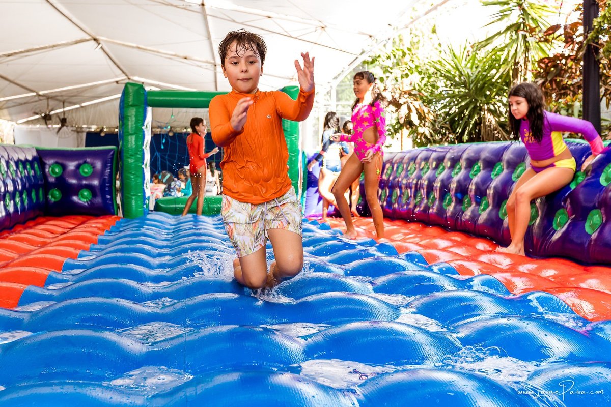 Festa de 11 anos de Malu na Arena Sandsport em Lagoa Nova, com tema balada neon, cheia de brincadeiras, diversão para as crianças e muito carinho de familiares e amigos. Com pula pula, futebol de sabão, animadores. Fotografia de aniversario infantil.