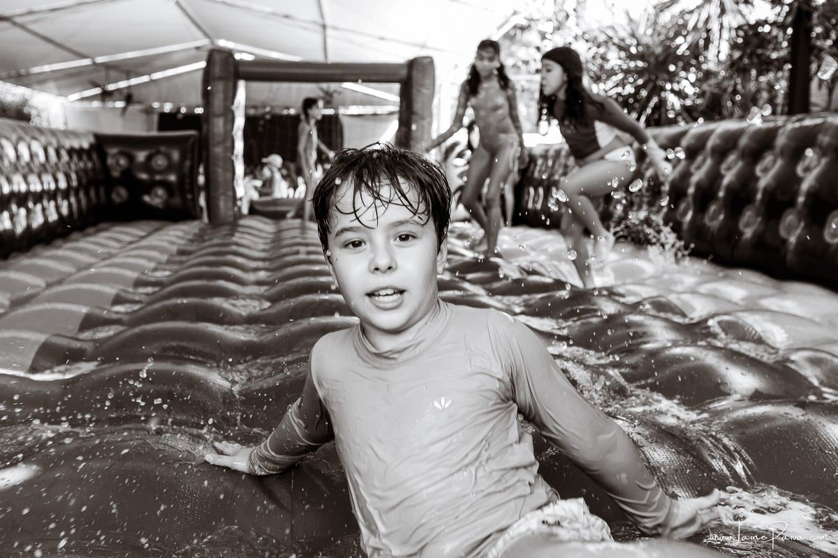 Festa de 11 anos de Malu na Arena Sandsport em Lagoa Nova, com tema balada neon, cheia de brincadeiras, diversão para as crianças e muito carinho de familiares e amigos. Com pula pula, futebol de sabão, animadores. Fotografia de aniversario infantil.
