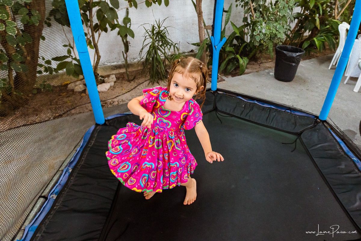 Festa de 11 anos de Malu na Arena Sandsport em Lagoa Nova, com tema balada neon, cheia de brincadeiras, diversão para as crianças e muito carinho de familiares e amigos. Com pula pula, futebol de sabão, animadores. Fotografia de aniversario infantil.