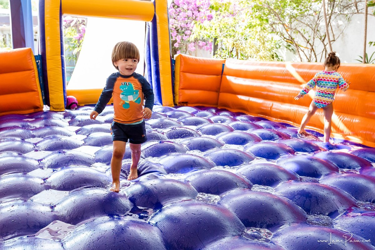 Festa de 11 anos de Malu na Arena Sandsport em Lagoa Nova, com tema balada neon, cheia de brincadeiras, diversão para as crianças e muito carinho de familiares e amigos. Com pula pula, futebol de sabão, animadores. Fotografia de aniversario infantil.