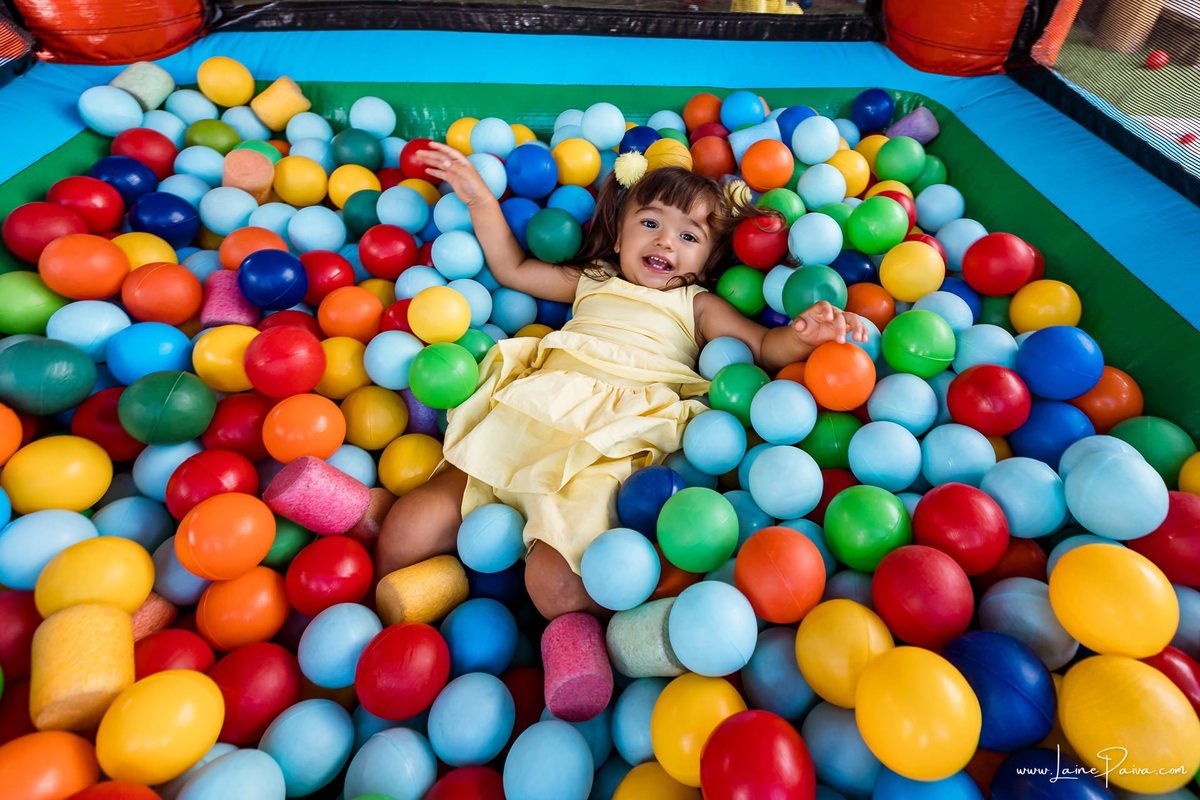 Festa de 11 anos de Malu na Arena Sandsport em Lagoa Nova, com tema balada neon, cheia de brincadeiras, diversão para as crianças e muito carinho de familiares e amigos. Com pula pula, futebol de sabão, animadores. Fotografia de aniversario infantil.