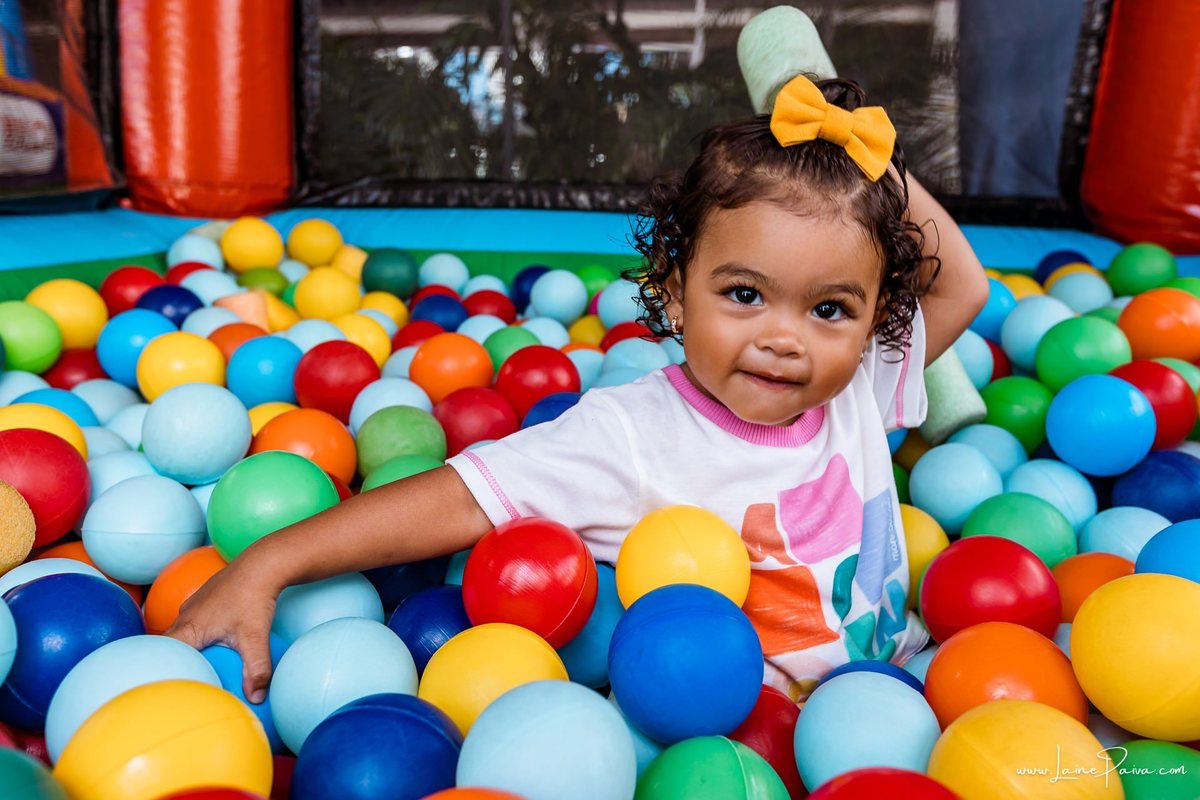 Festa de 11 anos de Malu na Arena Sandsport em Lagoa Nova, com tema balada neon, cheia de brincadeiras, diversão para as crianças e muito carinho de familiares e amigos. Com pula pula, futebol de sabão, animadores. Fotografia de aniversario infantil.