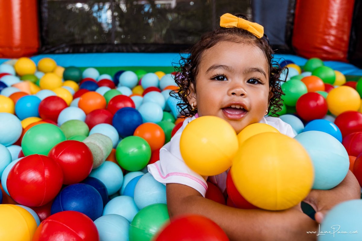 Festa de 11 anos de Malu na Arena Sandsport em Lagoa Nova, com tema balada neon, cheia de brincadeiras, diversão para as crianças e muito carinho de familiares e amigos. Com pula pula, futebol de sabão, animadores. Fotografia de aniversario infantil.