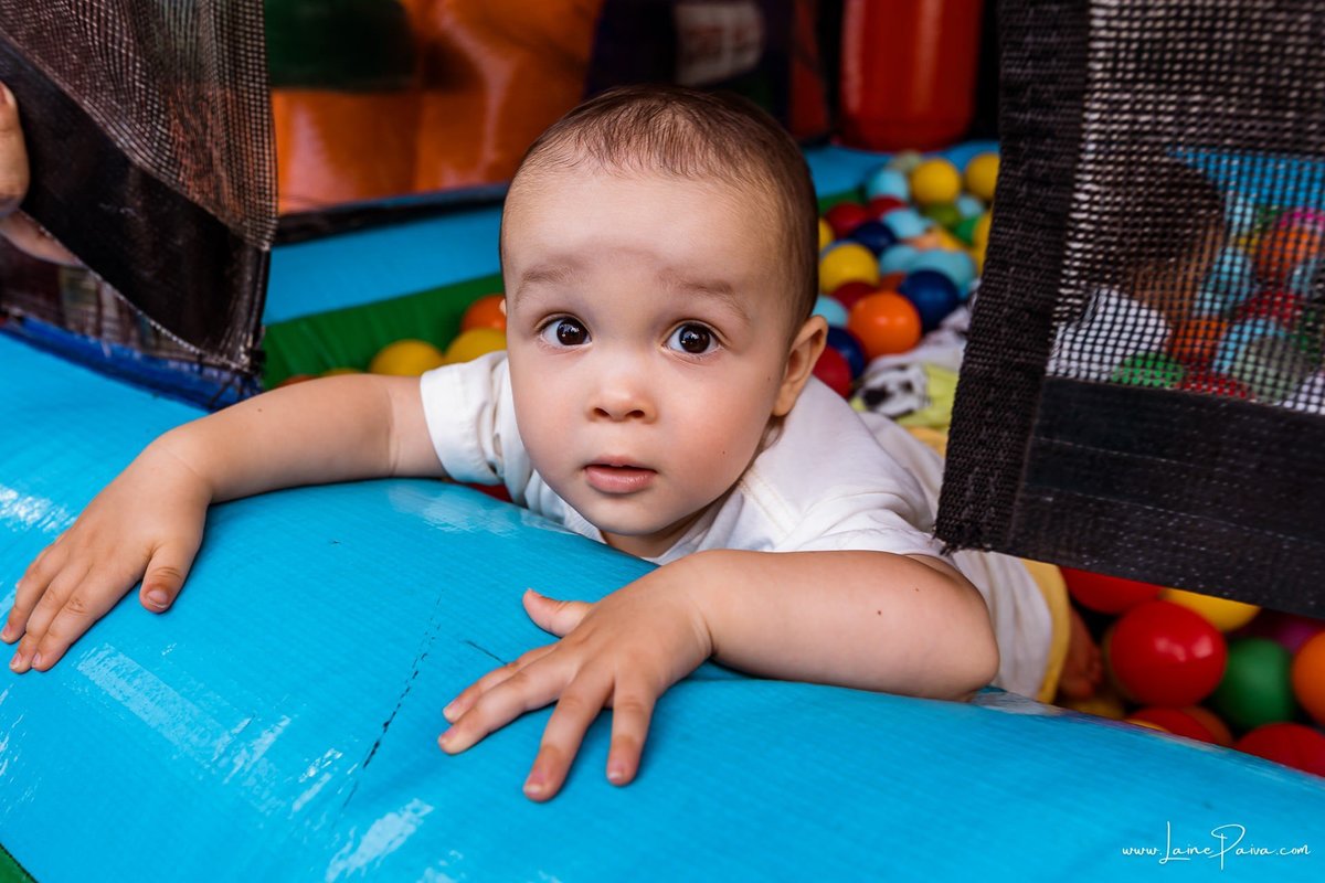 Festa de 11 anos de Malu na Arena Sandsport em Lagoa Nova, com tema balada neon, cheia de brincadeiras, diversão para as crianças e muito carinho de familiares e amigos. Com pula pula, futebol de sabão, animadores. Fotografia de aniversario infantil.