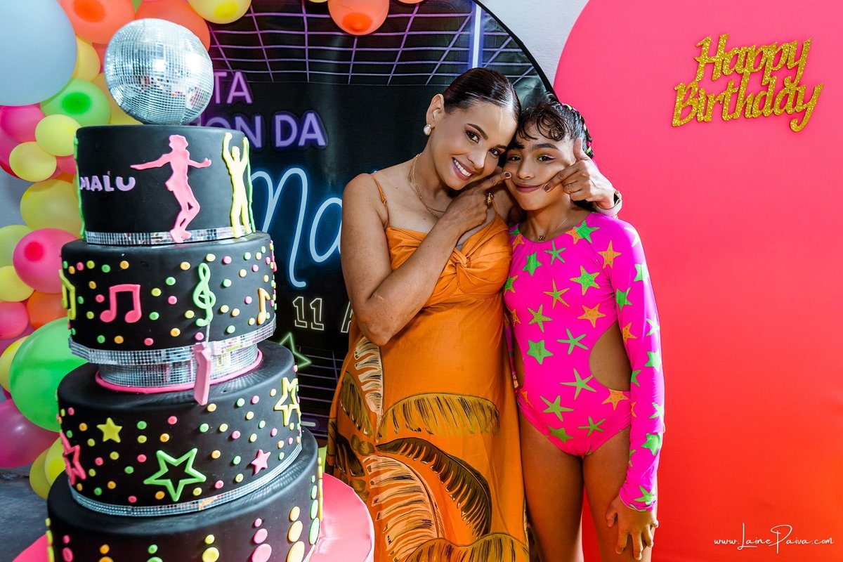 Festa de 11 anos de Malu na Arena Sandsport em Lagoa Nova, com tema balada neon, cheia de brincadeiras, diversão para as crianças e muito carinho de familiares e amigos. Com pula pula, futebol de sabão, animadores. Fotografia de aniversario infantil.