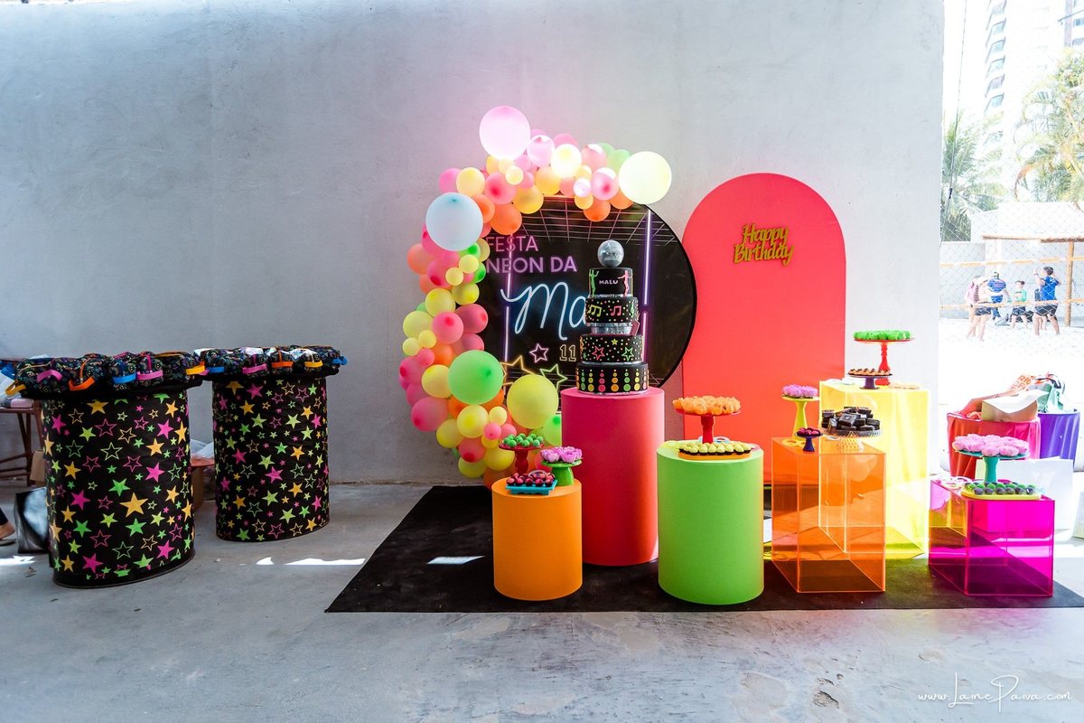 Festa de 11 anos de Malu na Arena Sandsport em Lagoa Nova, com tema balada neon, cheia de brincadeiras, diversão para as crianças e muito carinho de familiares e amigos. Com pula pula, futebol de sabão, animadores. Fotografia de aniversario infantil.