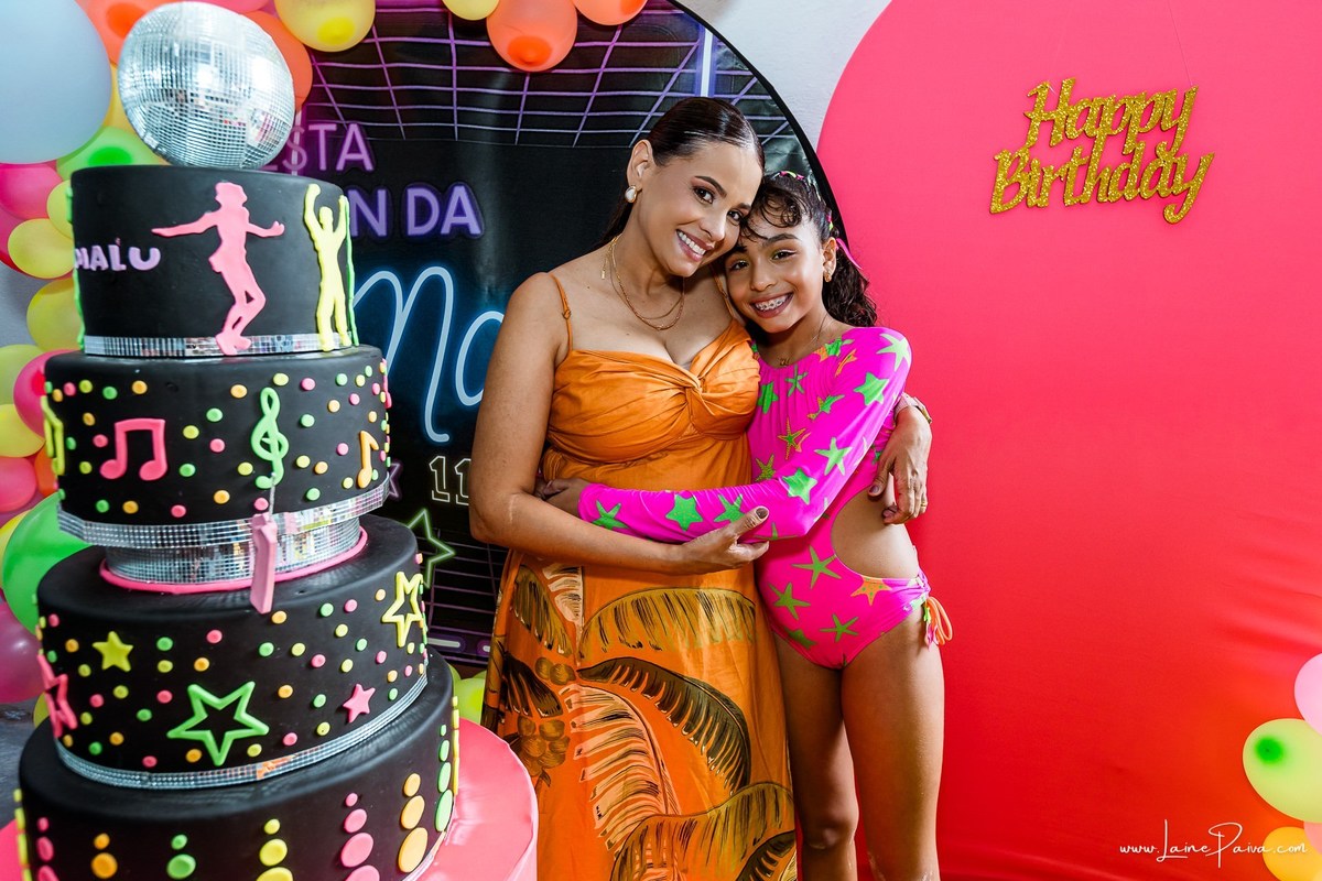 Festa de 11 anos de Malu na Arena Sandsport em Lagoa Nova, com tema balada neon, cheia de brincadeiras, diversão para as crianças e muito carinho de familiares e amigos. Com pula pula, futebol de sabão, animadores. Fotografia de aniversario infantil.