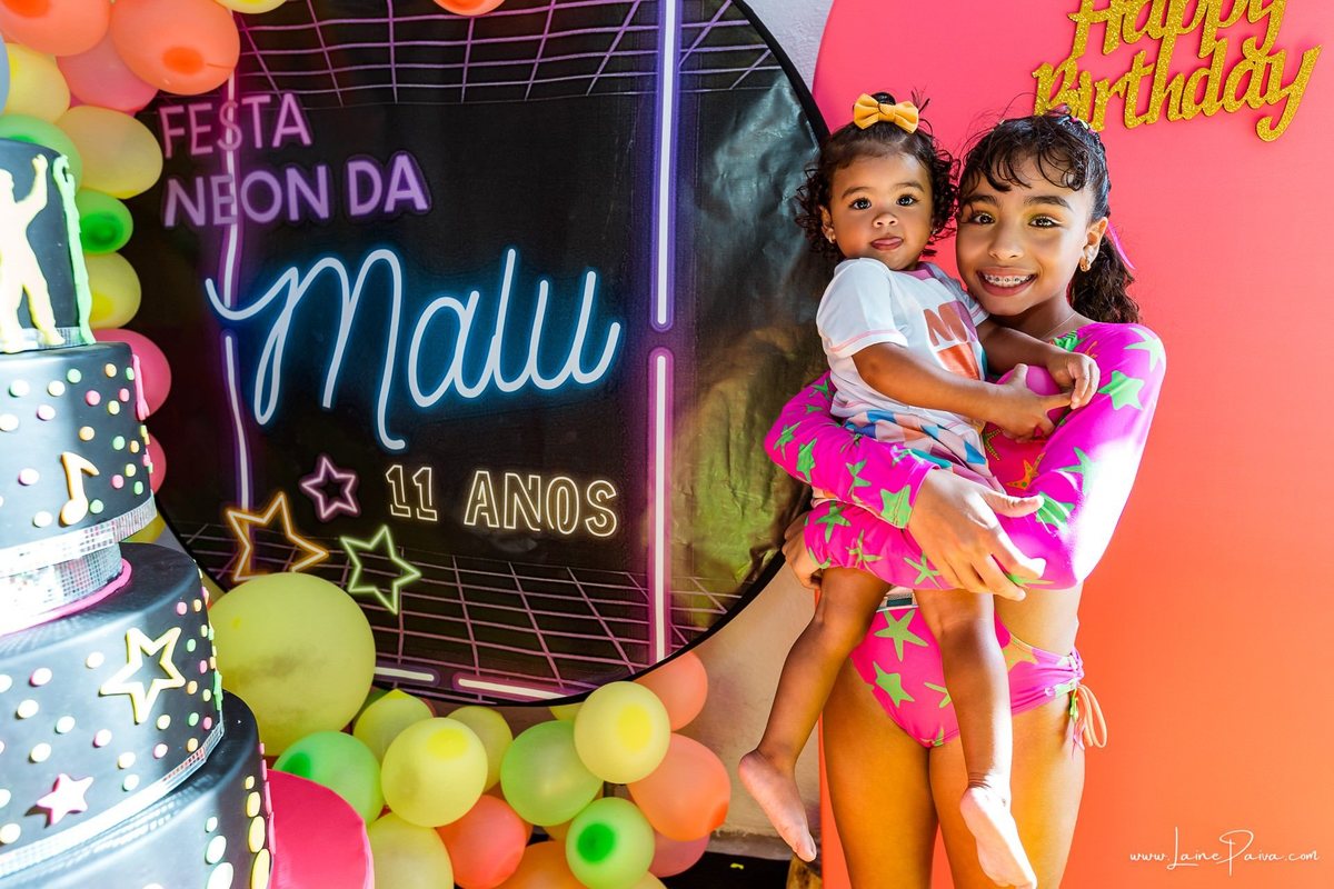 Festa de 11 anos de Malu na Arena Sandsport em Lagoa Nova, com tema balada neon, cheia de brincadeiras, diversão para as crianças e muito carinho de familiares e amigos. Com pula pula, futebol de sabão, animadores. Fotografia de aniversario infantil.