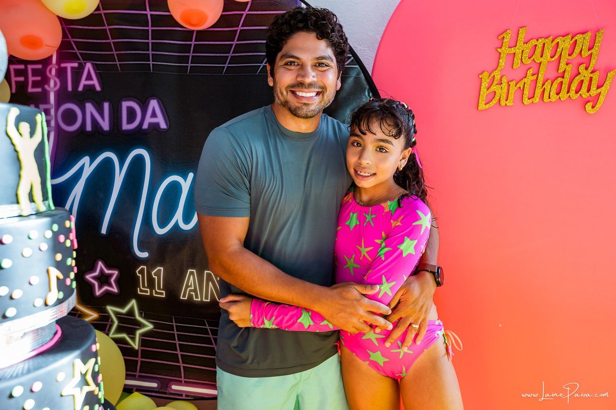 Festa de 11 anos de Malu na Arena Sandsport em Lagoa Nova, com tema balada neon, cheia de brincadeiras, diversão para as crianças e muito carinho de familiares e amigos. Com pula pula, futebol de sabão, animadores. Fotografia de aniversario infantil.