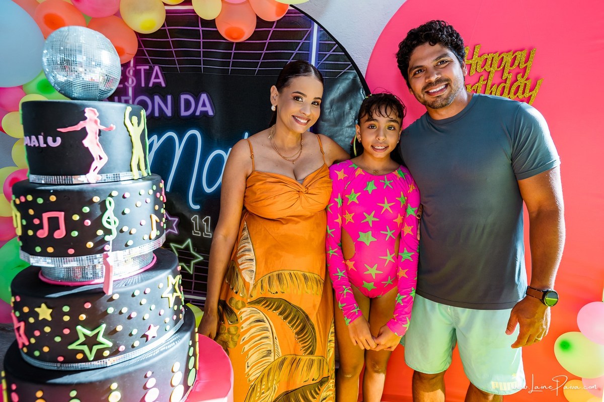 Festa de 11 anos de Malu na Arena Sandsport em Lagoa Nova, com tema balada neon, cheia de brincadeiras, diversão para as crianças e muito carinho de familiares e amigos. Com pula pula, futebol de sabão, animadores. Fotografia de aniversario infantil.