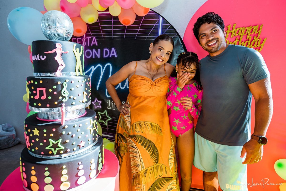 Festa de 11 anos de Malu na Arena Sandsport em Lagoa Nova, com tema balada neon, cheia de brincadeiras, diversão para as crianças e muito carinho de familiares e amigos. Com pula pula, futebol de sabão, animadores. Fotografia de aniversario infantil.