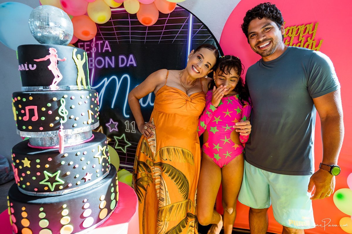 Festa de 11 anos de Malu na Arena Sandsport em Lagoa Nova, com tema balada neon, cheia de brincadeiras, diversão para as crianças e muito carinho de familiares e amigos. Com pula pula, futebol de sabão, animadores. Fotografia de aniversario infantil.