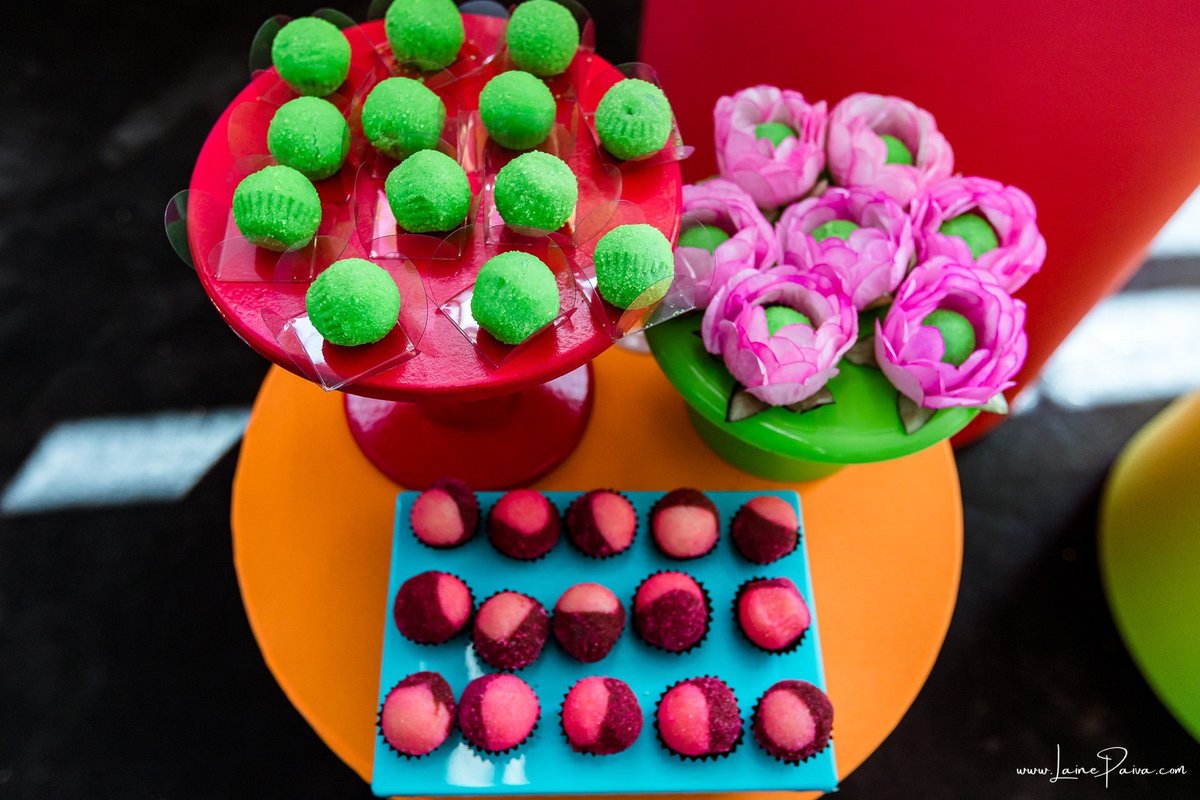 Festa de 11 anos de Malu na Arena Sandsport em Lagoa Nova, com tema balada neon, cheia de brincadeiras, diversão para as crianças e muito carinho de familiares e amigos. Com pula pula, futebol de sabão, animadores. Fotografia de aniversario infantil.