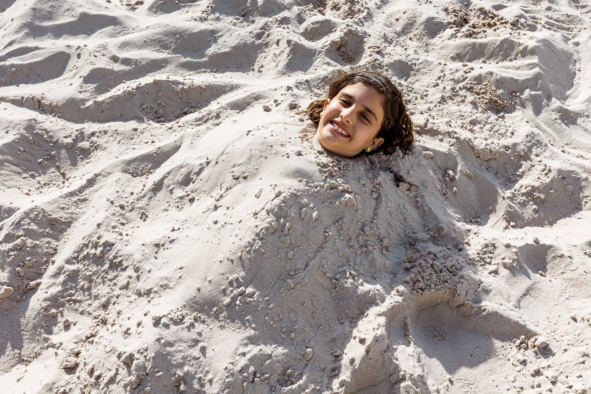 Festa de 11 anos de Malu na Arena Sandsport em Lagoa Nova, com tema balada neon, cheia de brincadeiras, diversão para as crianças e muito carinho de familiares e amigos. Com pula pula, futebol de sabão, animadores. Fotografia de aniversario infantil.