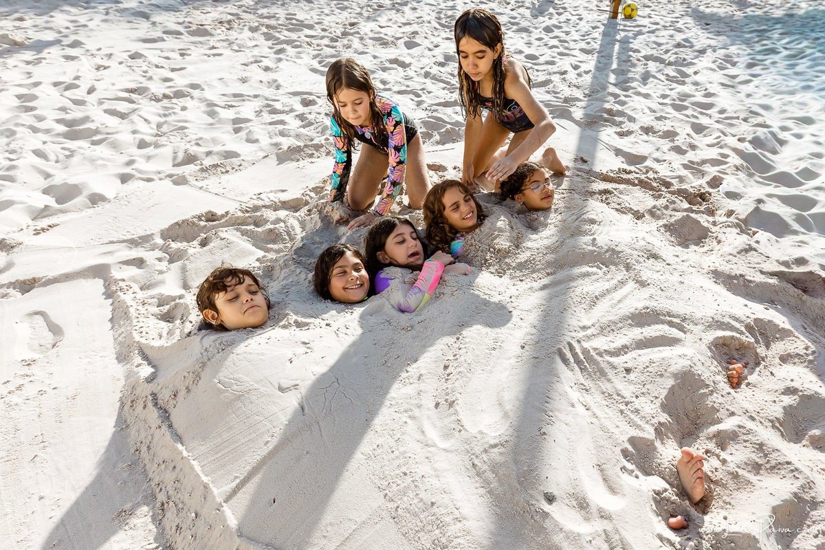 Festa de 11 anos de Malu na Arena Sandsport em Lagoa Nova, com tema balada neon, cheia de brincadeiras, diversão para as crianças e muito carinho de familiares e amigos. Com pula pula, futebol de sabão, animadores. Fotografia de aniversario infantil.