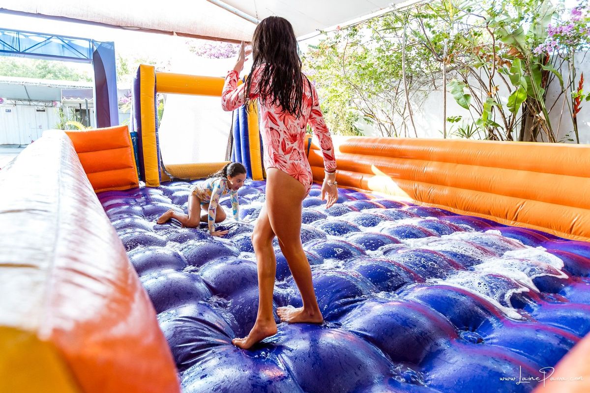 Festa de 11 anos de Malu na Arena Sandsport em Lagoa Nova, com tema balada neon, cheia de brincadeiras, diversão para as crianças e muito carinho de familiares e amigos. Com pula pula, futebol de sabão, animadores. Fotografia de aniversario infantil.