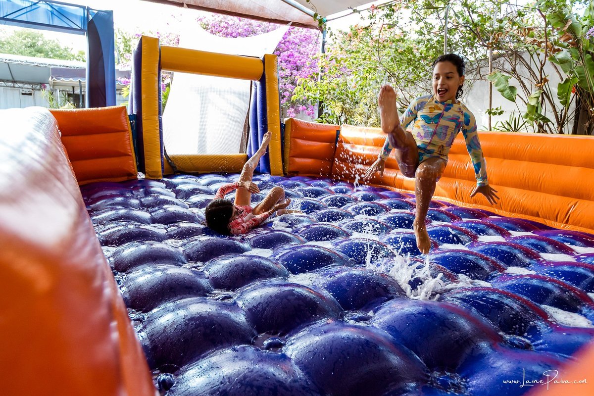 Festa de 11 anos de Malu na Arena Sandsport em Lagoa Nova, com tema balada neon, cheia de brincadeiras, diversão para as crianças e muito carinho de familiares e amigos. Com pula pula, futebol de sabão, animadores. Fotografia de aniversario infantil.