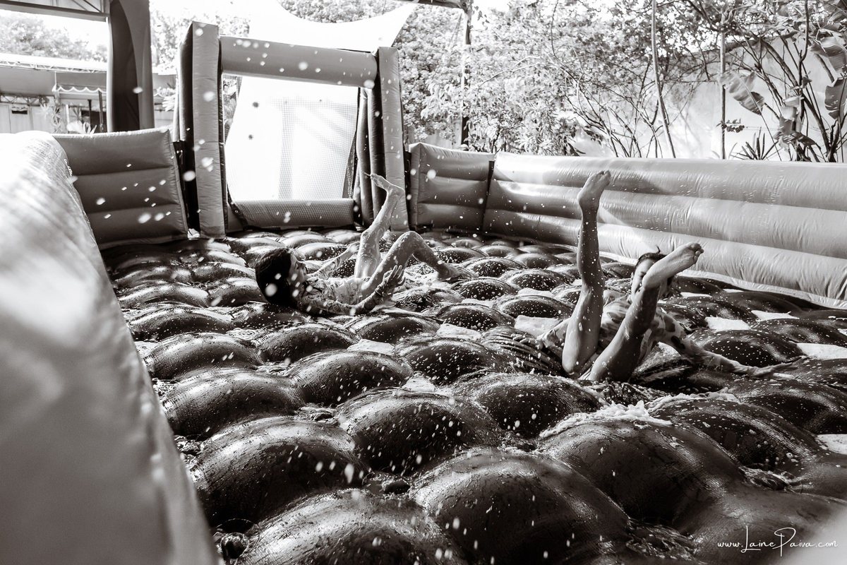 Festa de 11 anos de Malu na Arena Sandsport em Lagoa Nova, com tema balada neon, cheia de brincadeiras, diversão para as crianças e muito carinho de familiares e amigos. Com pula pula, futebol de sabão, animadores. Fotografia de aniversario infantil.