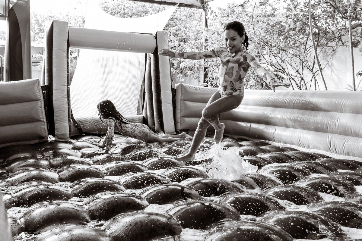 Festa de 11 anos de Malu na Arena Sandsport em Lagoa Nova, com tema balada neon, cheia de brincadeiras, diversão para as crianças e muito carinho de familiares e amigos. Com pula pula, futebol de sabão, animadores. Fotografia de aniversario infantil.