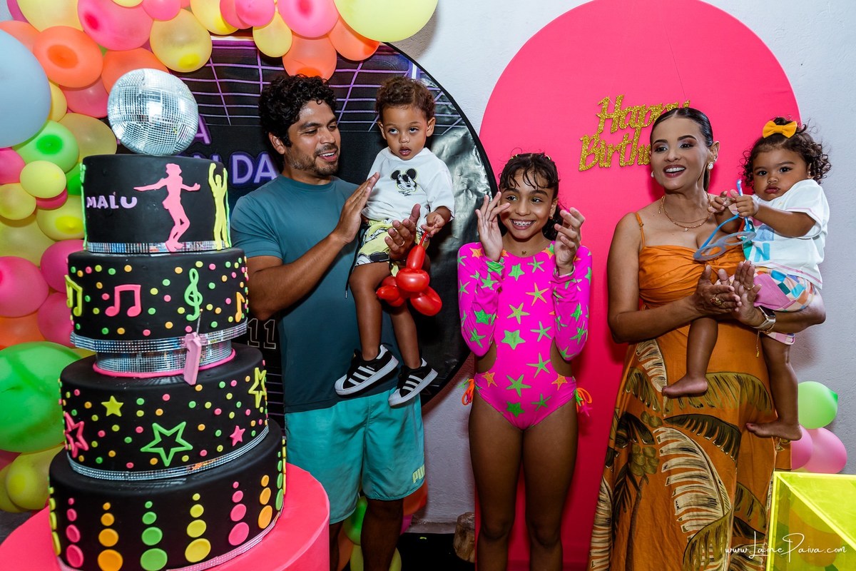 Festa de 11 anos de Malu na Arena Sandsport em Lagoa Nova, com tema balada neon, cheia de brincadeiras, diversão para as crianças e muito carinho de familiares e amigos. Com pula pula, futebol de sabão, animadores. Fotografia de aniversario infantil.