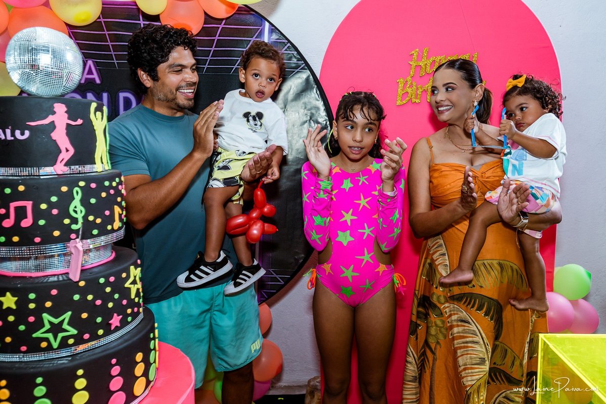 Festa de 11 anos de Malu na Arena Sandsport em Lagoa Nova, com tema balada neon, cheia de brincadeiras, diversão para as crianças e muito carinho de familiares e amigos. Com pula pula, futebol de sabão, animadores. Fotografia de aniversario infantil.