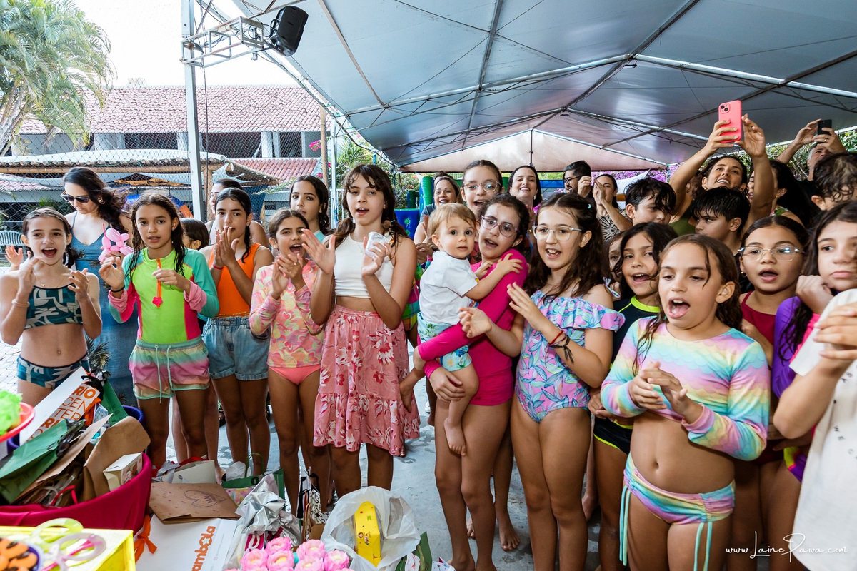 Festa de 11 anos de Malu na Arena Sandsport em Lagoa Nova, com tema balada neon, cheia de brincadeiras, diversão para as crianças e muito carinho de familiares e amigos. Com pula pula, futebol de sabão, animadores. Fotografia de aniversario infantil.