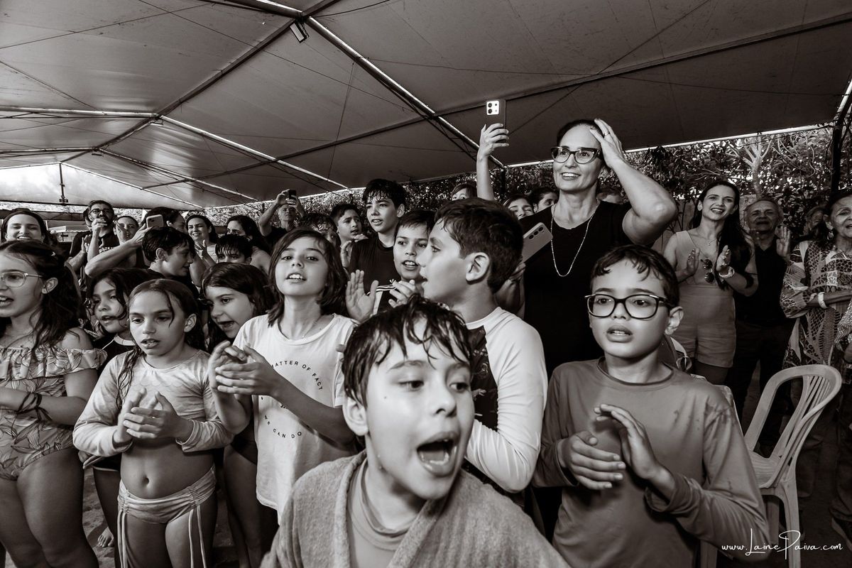 Festa de 11 anos de Malu na Arena Sandsport em Lagoa Nova, com tema balada neon, cheia de brincadeiras, diversão para as crianças e muito carinho de familiares e amigos. Com pula pula, futebol de sabão, animadores. Fotografia de aniversario infantil.