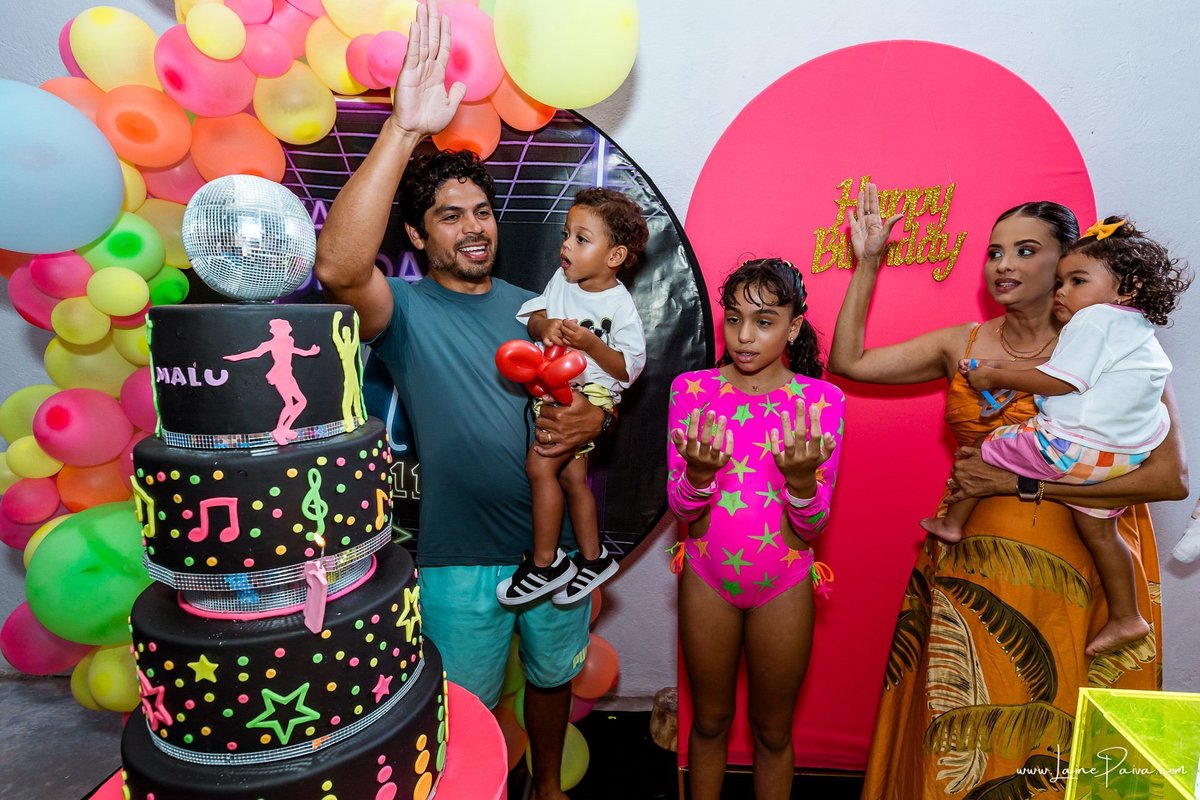 Festa de 11 anos de Malu na Arena Sandsport em Lagoa Nova, com tema balada neon, cheia de brincadeiras, diversão para as crianças e muito carinho de familiares e amigos. Com pula pula, futebol de sabão, animadores. Fotografia de aniversario infantil.
