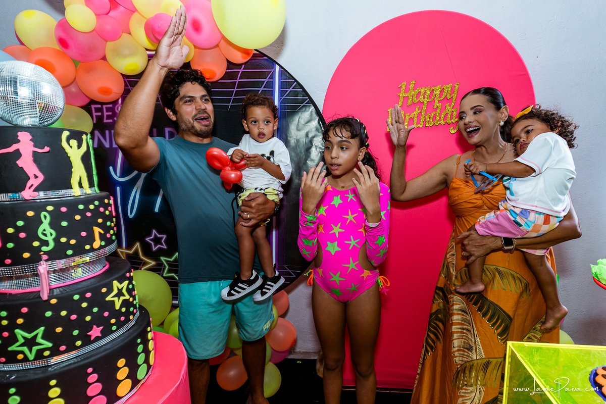 Festa de 11 anos de Malu na Arena Sandsport em Lagoa Nova, com tema balada neon, cheia de brincadeiras, diversão para as crianças e muito carinho de familiares e amigos. Com pula pula, futebol de sabão, animadores. Fotografia de aniversario infantil.