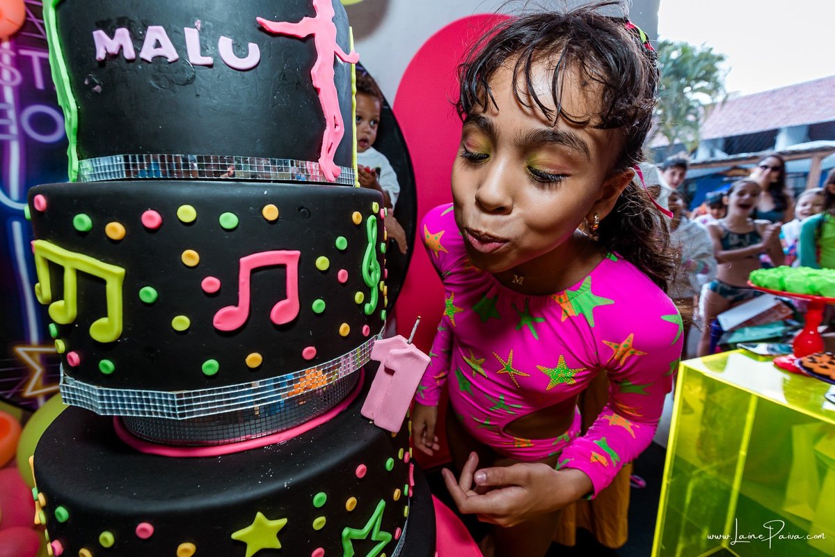 Festa de 11 anos de Malu na Arena Sandsport em Lagoa Nova, com tema balada neon, cheia de brincadeiras, diversão para as crianças e muito carinho de familiares e amigos. Com pula pula, futebol de sabão, animadores. Fotografia de aniversario infantil.