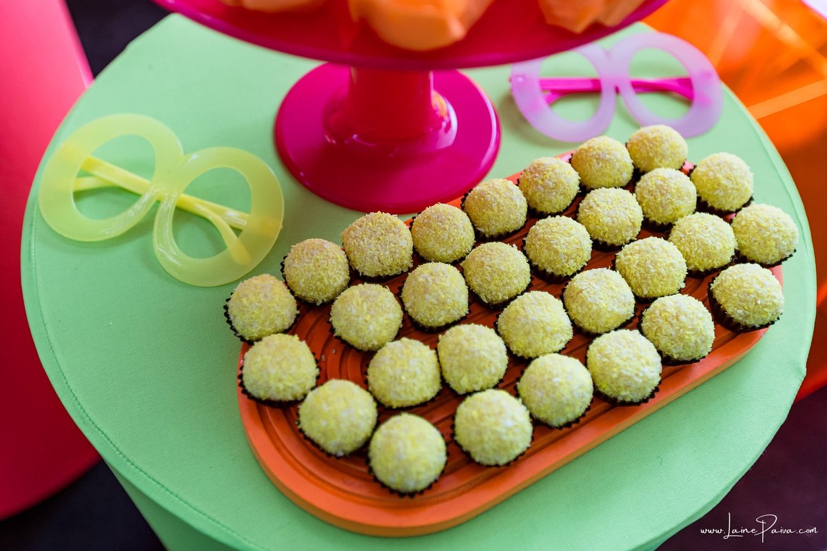 Festa de 11 anos de Malu na Arena Sandsport em Lagoa Nova, com tema balada neon, cheia de brincadeiras, diversão para as crianças e muito carinho de familiares e amigos. Com pula pula, futebol de sabão, animadores. Fotografia de aniversario infantil.