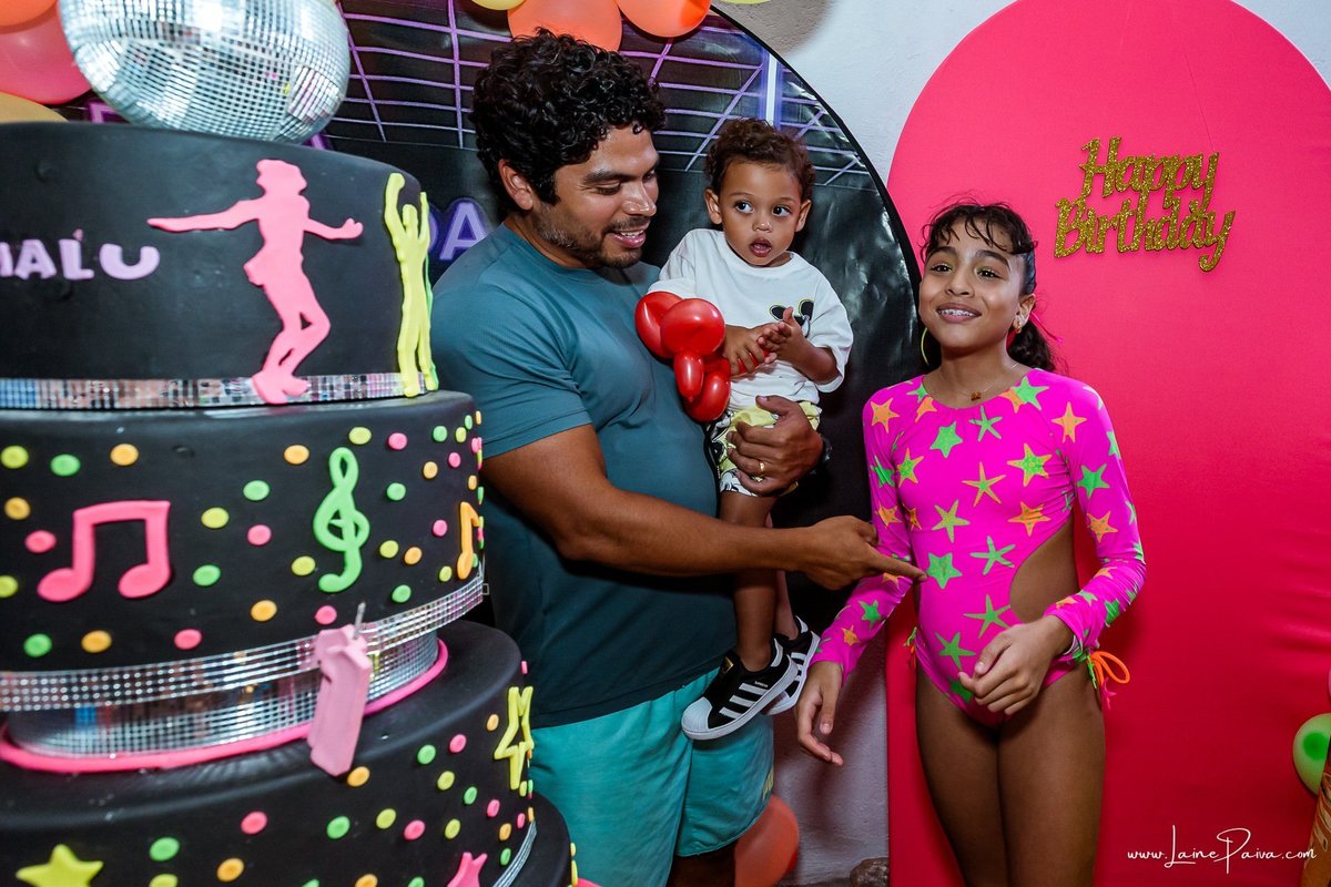 Festa de 11 anos de Malu na Arena Sandsport em Lagoa Nova, com tema balada neon, cheia de brincadeiras, diversão para as crianças e muito carinho de familiares e amigos. Com pula pula, futebol de sabão, animadores. Fotografia de aniversario infantil.