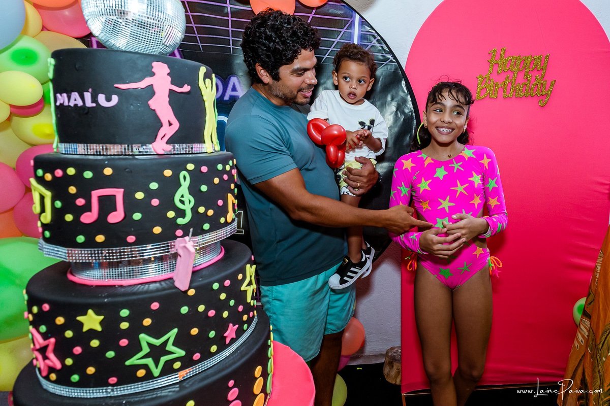 Festa de 11 anos de Malu na Arena Sandsport em Lagoa Nova, com tema balada neon, cheia de brincadeiras, diversão para as crianças e muito carinho de familiares e amigos. Com pula pula, futebol de sabão, animadores. Fotografia de aniversario infantil.