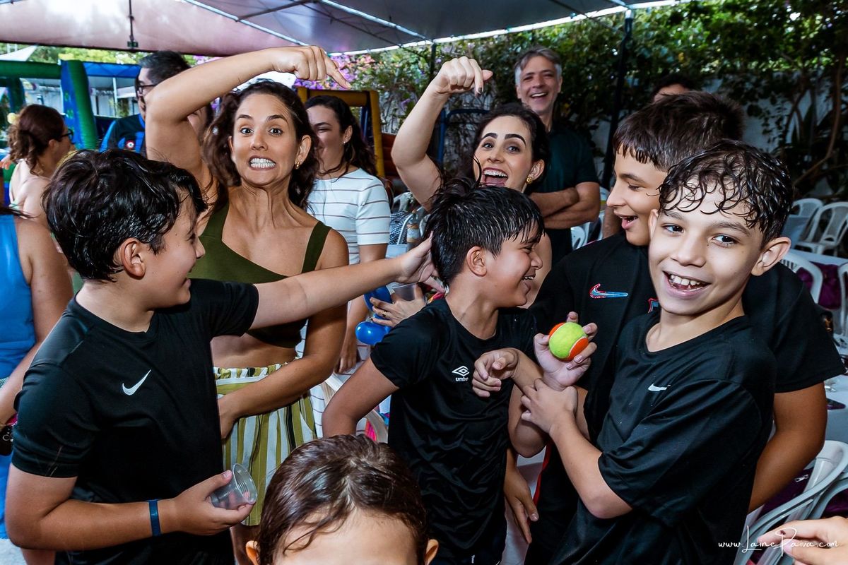 Festa de 11 anos de Malu na Arena Sandsport em Lagoa Nova, com tema balada neon, cheia de brincadeiras, diversão para as crianças e muito carinho de familiares e amigos. Com pula pula, futebol de sabão, animadores. Fotografia de aniversario infantil.