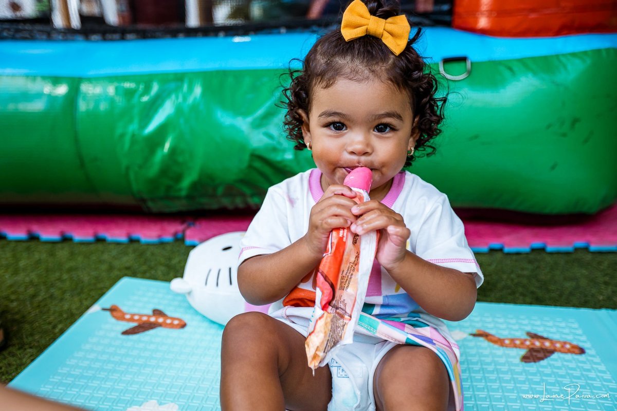 Festa de 11 anos de Malu na Arena Sandsport em Lagoa Nova, com tema balada neon, cheia de brincadeiras, diversão para as crianças e muito carinho de familiares e amigos. Com pula pula, futebol de sabão, animadores. Fotografia de aniversario infantil.