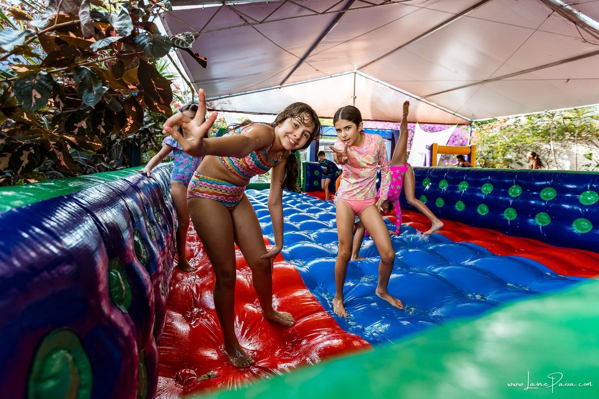 Festa de 11 anos de Malu na Arena Sandsport em Lagoa Nova, com tema balada neon, cheia de brincadeiras, diversão para as crianças e muito carinho de familiares e amigos. Com pula pula, futebol de sabão, animadores. Fotografia de aniversario infantil.