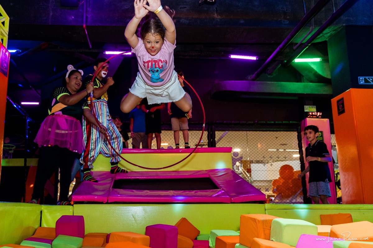 Festa de 8 anos de Larisas na Vila Trampolim no Natal Shopping, com tema Guerreiras do Kpop, brincadeiras, diversão para as crianças e muito carinho de familiares e amigos. Com pula pula, e animadores. Fotografia de aniversario infantil.