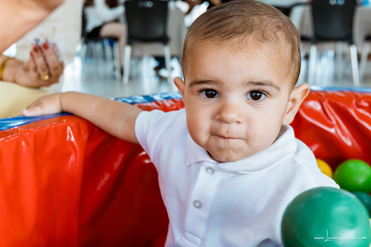 fotografia de Aniversario infantil, festa de 1 ano de Isaque no Ecoville na Cophab em Parnamirim, com tema sol e nuvens, brincadeiras, piscina de  bolinha diversão para as crianças e muito carinho de familiares e amigos.