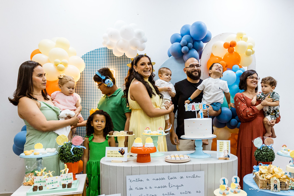 fotografia de Aniversario infantil, festa de 1 ano de Isaque no Ecoville na Cophab em Parnamirim, com tema sol e nuvens, brincadeiras, piscina de  bolinha diversão para as crianças e muito carinho de familiares e amigos.