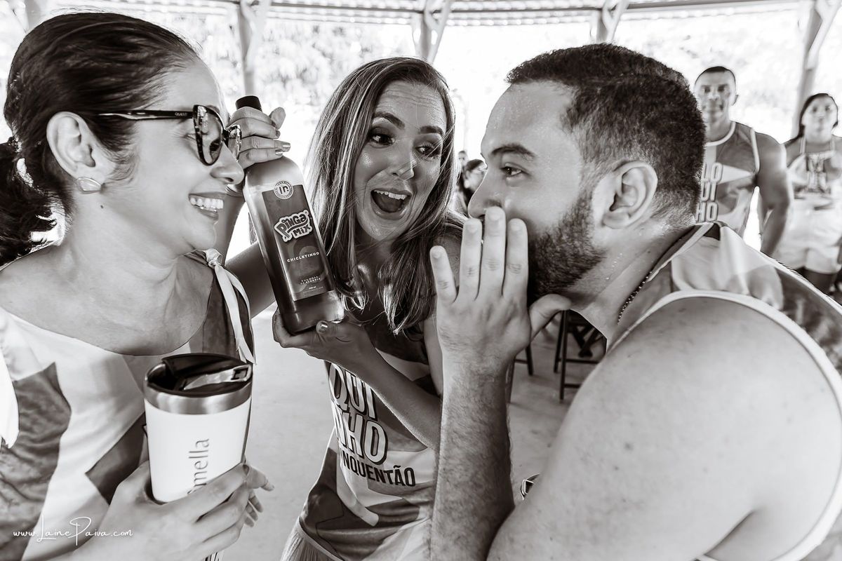 Festa de 50 anos de Charles na Fazenda Real III em Macaiba, com tema micareta, carnaval, diversão para todos com a banda Junior Bahya, aniversario, bloquinho, bebida, dança, familia, animação, Axé, Fotografia de aniversario, fotografo em natal