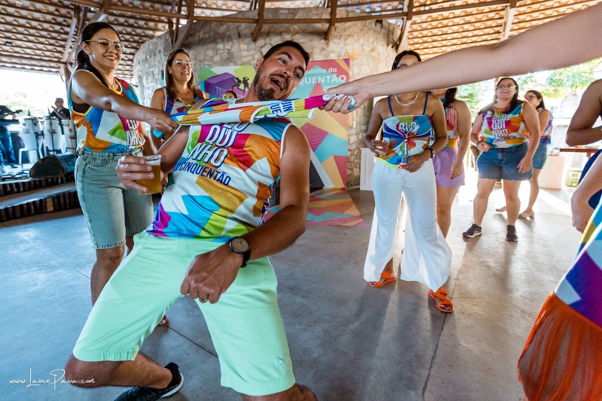 Festa de 50 anos de Charles na Fazenda Real III em Macaiba, com tema micareta, carnaval, diversão para todos com a banda Junior Bahya, aniversario, bloquinho, bebida, dança, familia, animação, Axé, Fotografia de aniversario, fotografo em natal