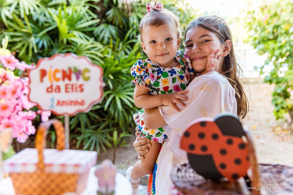 fotografia de Aniversario infantil, festa de 1 ano de Elis no Condomínio Paradise Garden em Capim Macio em Natal, com tema picnic, brincadeiras, diversão para as crianças e muito carinho de familiares e amigos. 