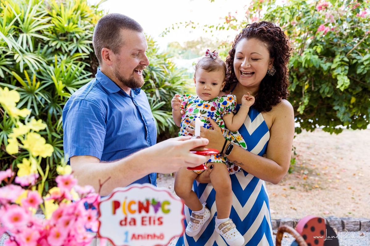 fotografia de Aniversario infantil, festa de 1 ano de Elis no Condomínio Paradise Garden em Capim Macio em Natal, com tema picnic, brincadeiras, diversão para as crianças e muito carinho de familiares e amigos. 