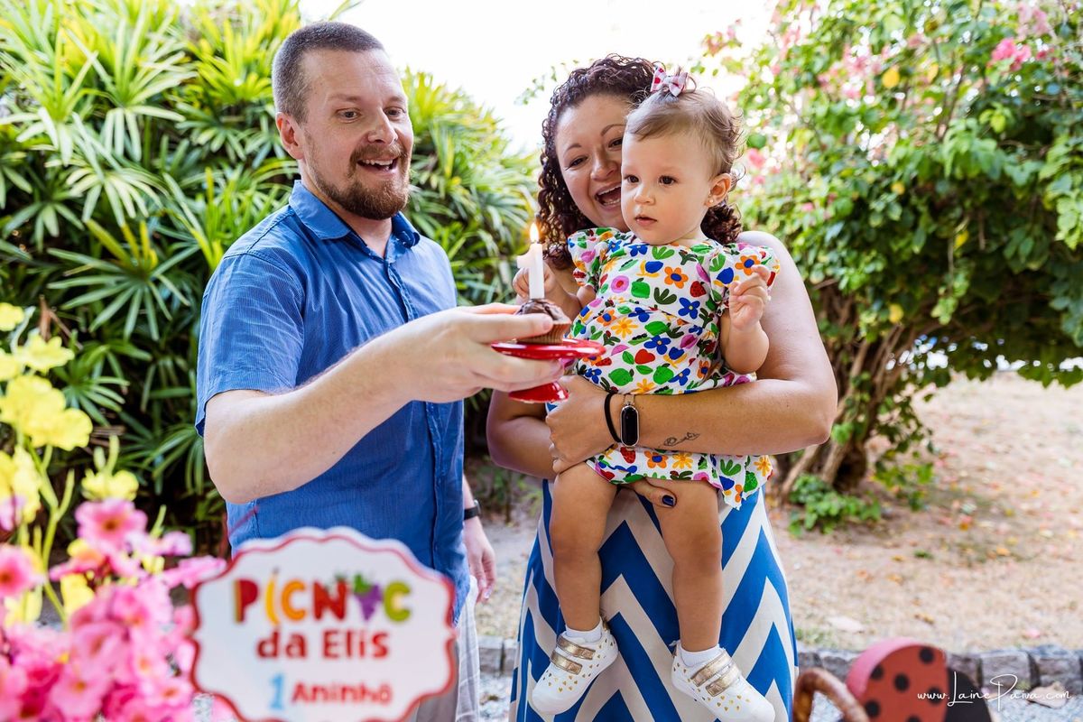 fotografia de Aniversario infantil, festa de 1 ano de Elis no Condomínio Paradise Garden em Capim Macio em Natal, com tema picnic, brincadeiras, diversão para as crianças e muito carinho de familiares e amigos. 