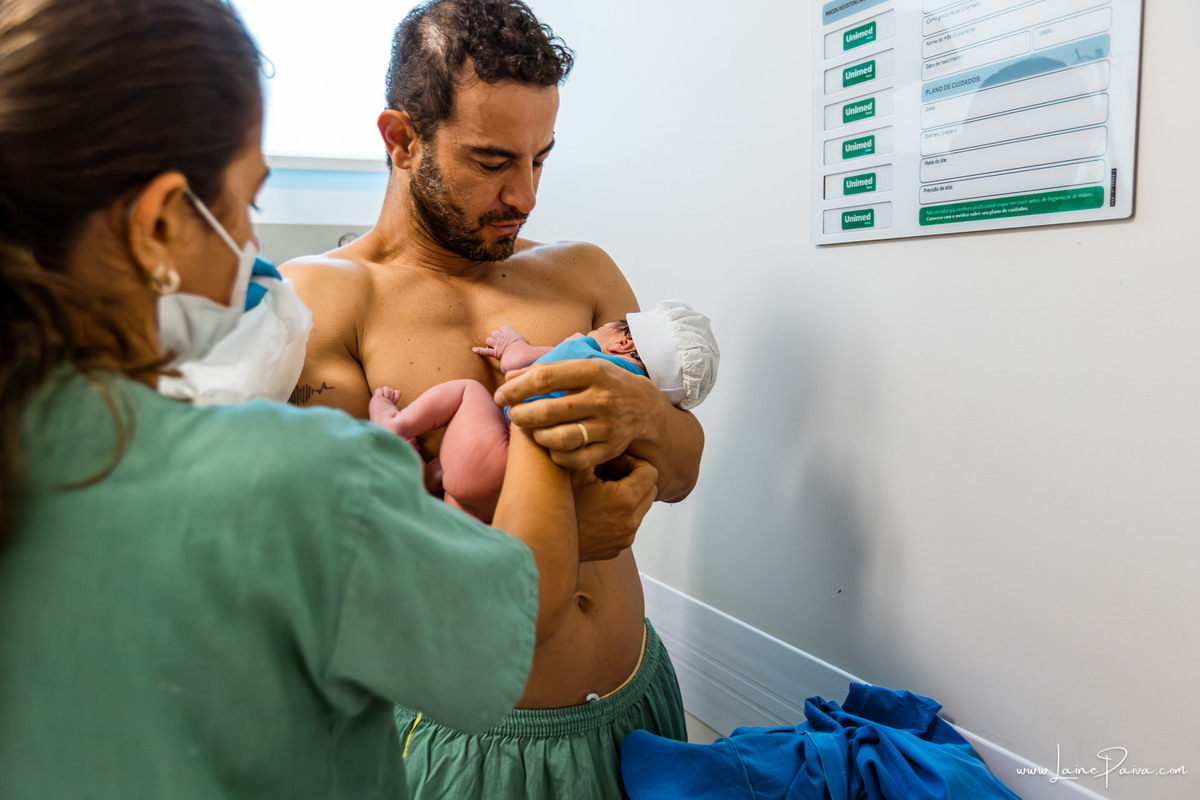 fotografia de parto na maternidade do hospital da Unimed,  parto natural, mãe de primeira viagem de menino, primeiros momentos de vida com amor e cuidado, fotografo de parto e familia em Natal, cobertura completa do parto normal